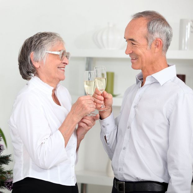 Dos personas brindando con una copa de cava en Navidad. Fuente: Bigstock Dos personas brindando con una copa de cava en Navidad. Fuente: Bigstock