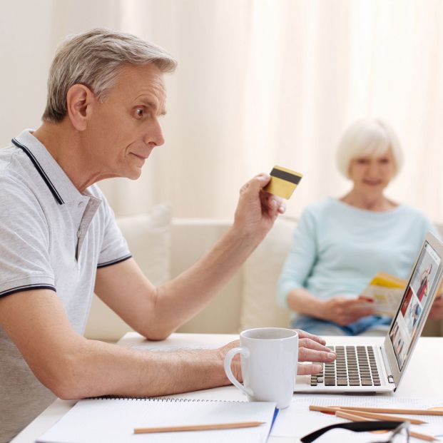 Un hombre realizando una compra online. Fuente: Bigstock Un hombre realizando una compra online. Fuente: Bigstock