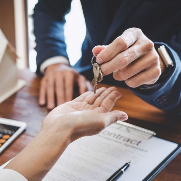 Una persona firmando un contrato de hipoteca. Fuente: Bigstock