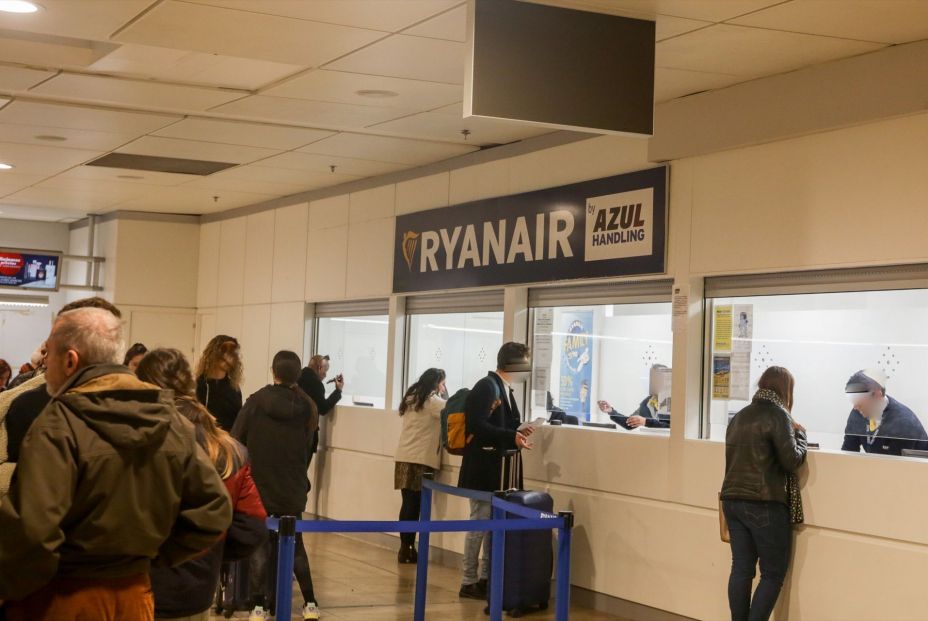Varios pasajeros esperan para ser atendidos en el mostrador de la compañía Ryanair durante la operación salida de Navidad en el aeropuerto Adolfo Suárez Madrid-Barajas (2019). Fuente: Ricardo Rubio / Europa Press Varios pasajeros esperan para ser atendidos en el mostrador de la compañía Ryanair durante la operación salida de Navidad en el aeropuerto Adolfo Suárez Madrid-Barajas (2019). Fuente: Ricardo Rubio / Europa Press
