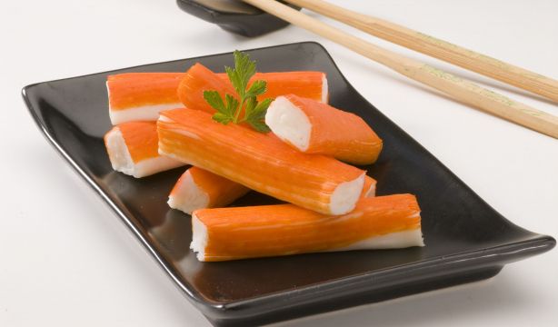 Cuidado con los palitos de cangrejo: no sustituyen al pescado y son una bomba de sal