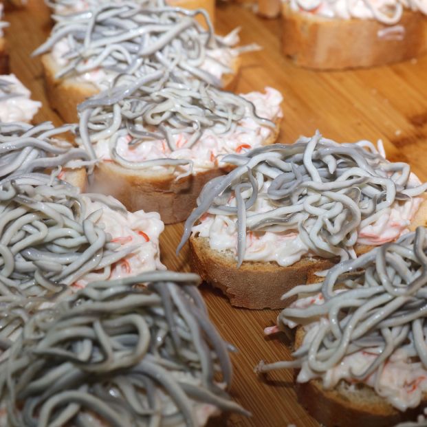 Tapa de falsas angulas y palitos de cangrejo. Fuente: Bigstock Tapa de falsas angulas y palitos de cangrejo. Fuente: Bigstock