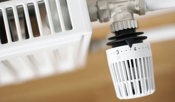 El ingenioso truco para que los radiadores no pierdan calor, según un experto físico