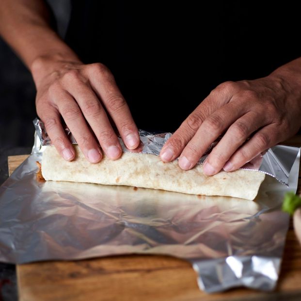 El motivo por el que no deberías usar papel de aluminio para guardar la comida (Bigstock)