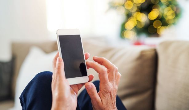 ¿A cuántas personas a la vez se puede felicitar la Navidad por WhatsApp? (Bigstock)