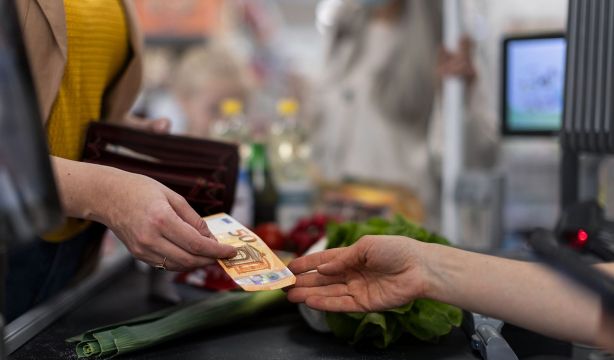 Precios que suben en 2025: luz, teléfono, pan, diésel, peajes, correos, basura...