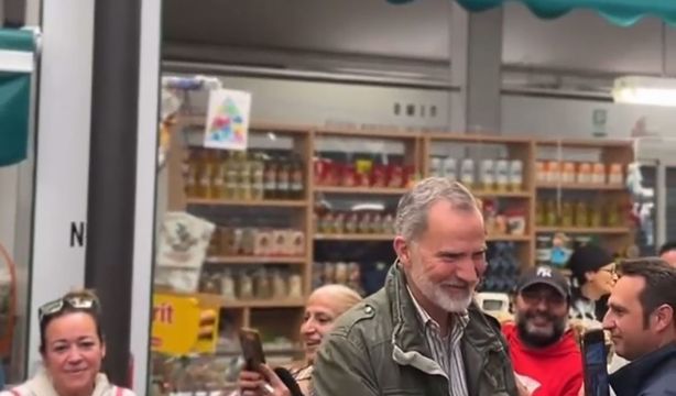 Los Reyes y sus hijas visitan por sorpresa Catarroja, una de las zonas más afectadas por la DANA