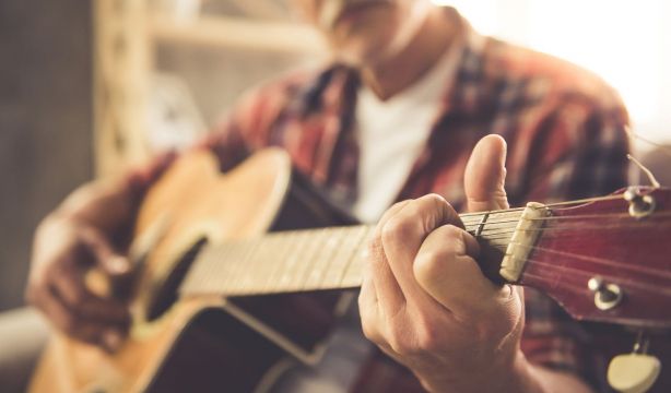 La artrosis va perjudicando a mi guitarra y canciones, la artrosis discográfica también