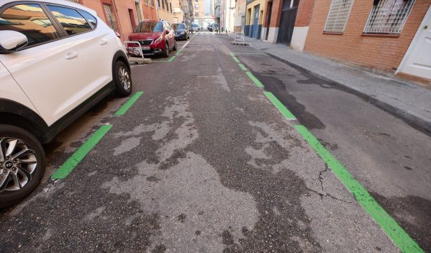 Los coches de Madrid sin etiqueta podrán aparcar en su barrio durante todo 2025