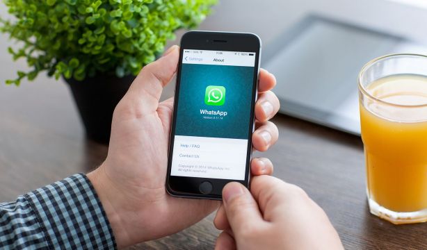 Cómo activar la transcripción de las notas de voz de WhatsApp (Bigstock)