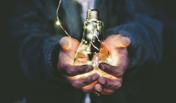 Bono social eléctrico en 2025: cambios y cómo solicitar los descuentos