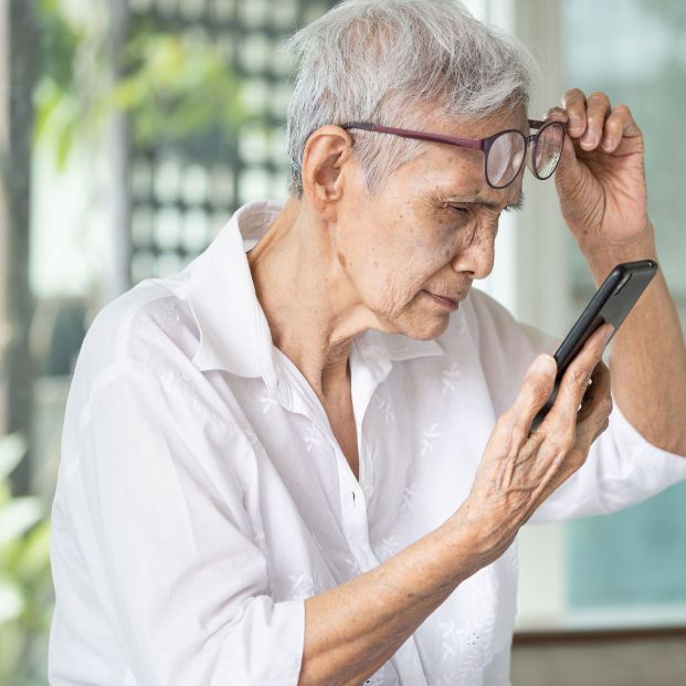 Persona mayor con problemas de visión. Fuente: Bigstock Persona mayor con problemas de visión. Fuente: Bigstock