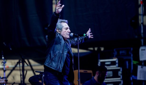 Aparatosa caída de Miguel Ríos durante su concierto en el WiZink Center