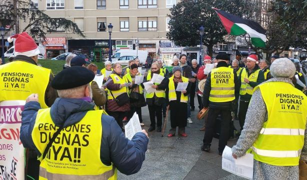 Pensionistas cantan sus "verdades" con villancicos protesta