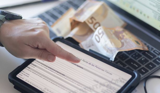 Casi el 60% de los españoles cree que la sociedad se beneficia poco de los impuestos, según el CIS