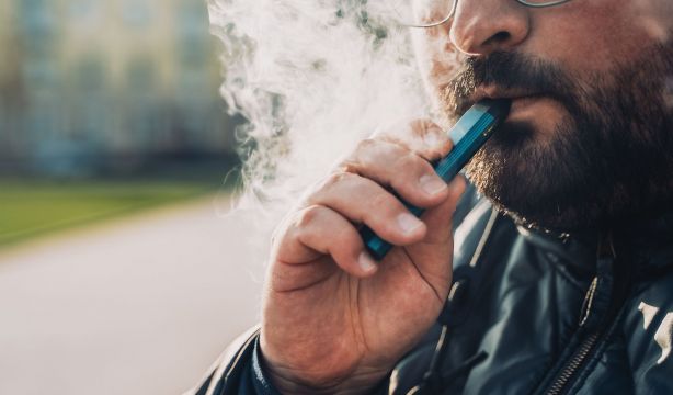 Combinar cigarrillos con vapers aumenta hasta 40 veces las probabilidades de cáncer de pulmón
