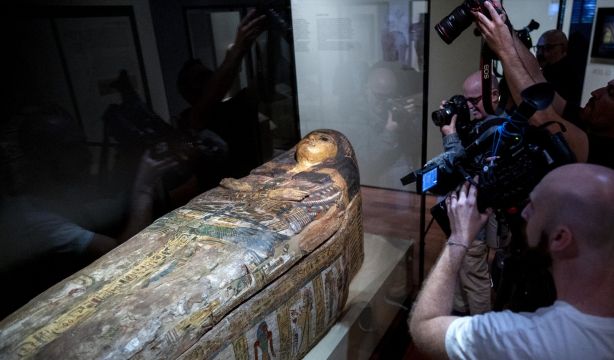 EuropaPress 6237006 varias personas toman imagenes ataud egipcio sacerdotisa musica amon