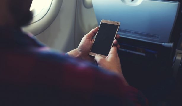 Un piloto explica por qué es necesario tener activado el modo avión durante todo el vuelo