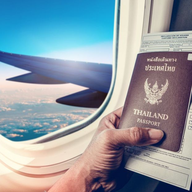 Pasaporte siempre a mano cuando viajas solo (bigstock)