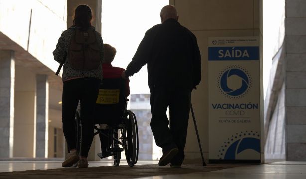 EuropaPress 4732105 dos personas mayores entrada vacunarse cuarta dosis pfizer cidade da