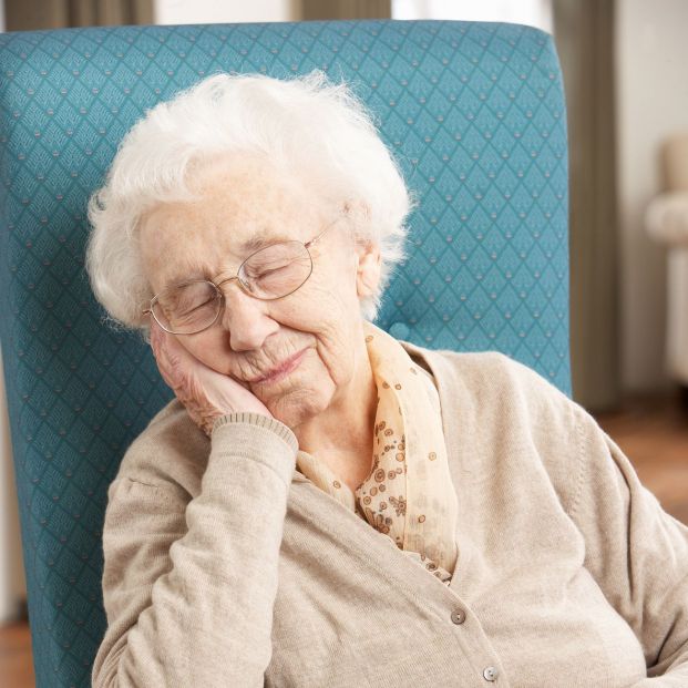 Mujer durmiendo la siesta. Fuente: Bigstock