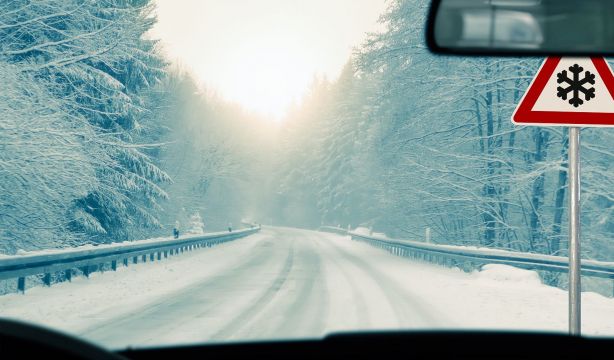 La DGT explica qué debes hacer si el coche pisa una placa de hielo