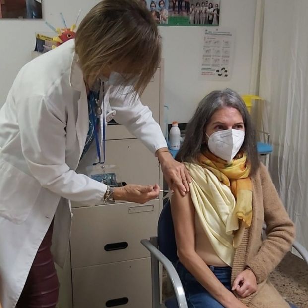 Una mujer recibe una vacuna contra el herpes Zoster. Fuente: Junta de Andalucía