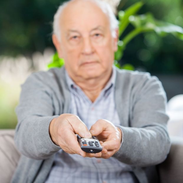 Un hombre viendo la televisión. Fuente: Bigstock