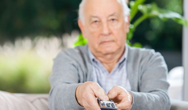 Los 'baby boomers' son los que más ven la televisión tradicional: más de cinco horas diarias