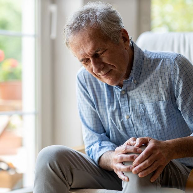 Un hombre con dolor de rodilla por osteoporosis. Fuente: Bigstock Un hombre con dolor de rodilla por osteoporosis. Fuente: Bigstock