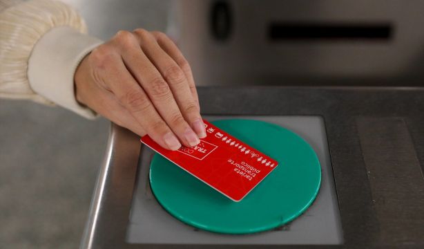 ¿Tienes más de 65 años y te sacaste el abono transporte en 2014? Ojo, que caduca