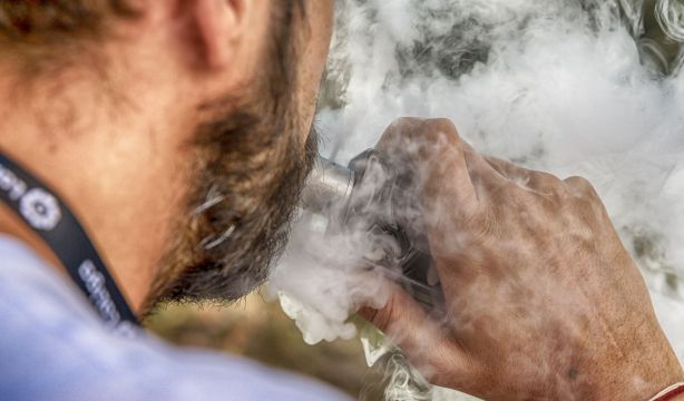 Los cigarrillos electrónicos fomentan el consumo del tabaco tradicional y perjudican la salud (Europa Press)