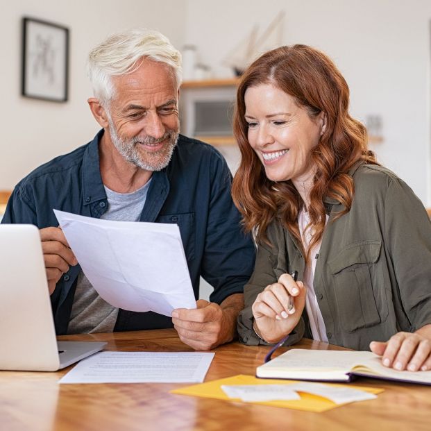 Dos personas organizando sus finanzas. Fuente: Bigstock Dos personas organizando sus finanzas. Fuente: Bigstock