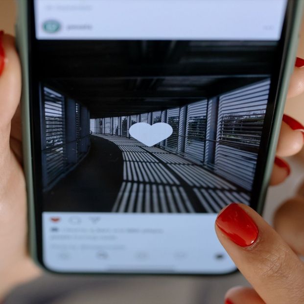 Una persona dando 'like' a una publicación. Fuente: Pexels Una persona dando 'like' a una publicación. Fuente: Pexels