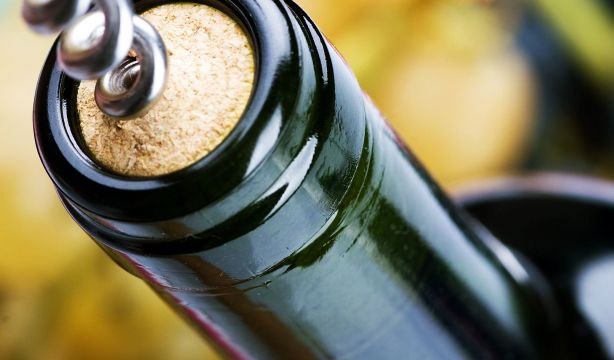 Este es el motivo por el que no debes cerrar la botella de vino con el corcho (TikTok: @lacrimaterrae)