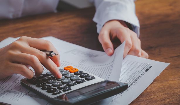 La OCU recuerda que si aún no te ha devuelto Hacienda el dinero del IRPF, te tienen que compensar (Bigstock)