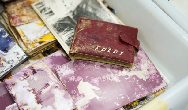 '¡No las tires!', la iniciativa que busca recuperar las cintas de vídeo caseras dañadas por la DANA