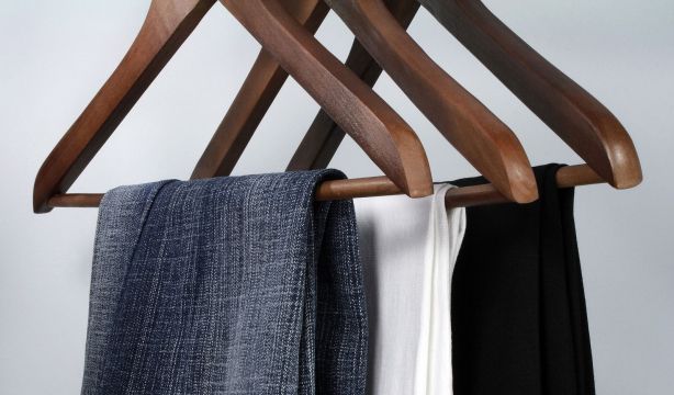 El truco del diseñador Juan Avellaneda para que los pantalones no se caigan de la percha