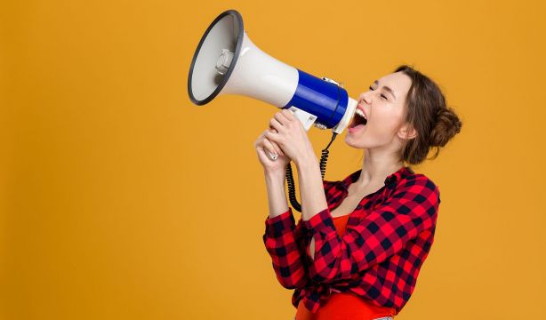 La canción protesta de una joven contra el edadismo laboral que sufren los sénior