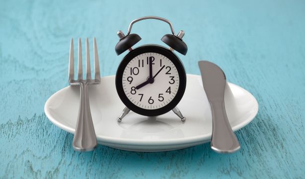 ¿El ayuno intermitente afecta la capacidad de pensamiento en adultos?