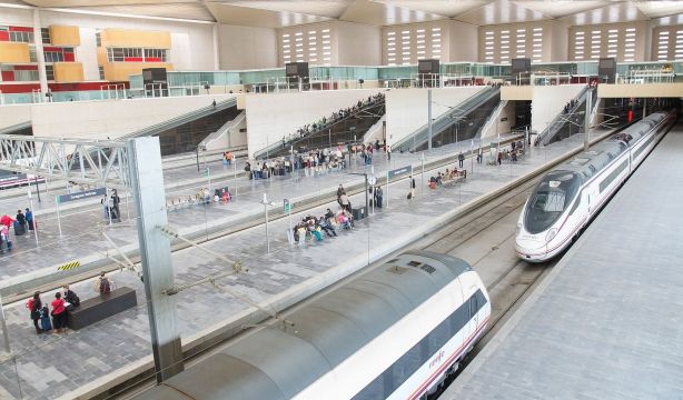 Renfe pedirá el DNI para formalizar viajes con los abonos del 50% de Avant