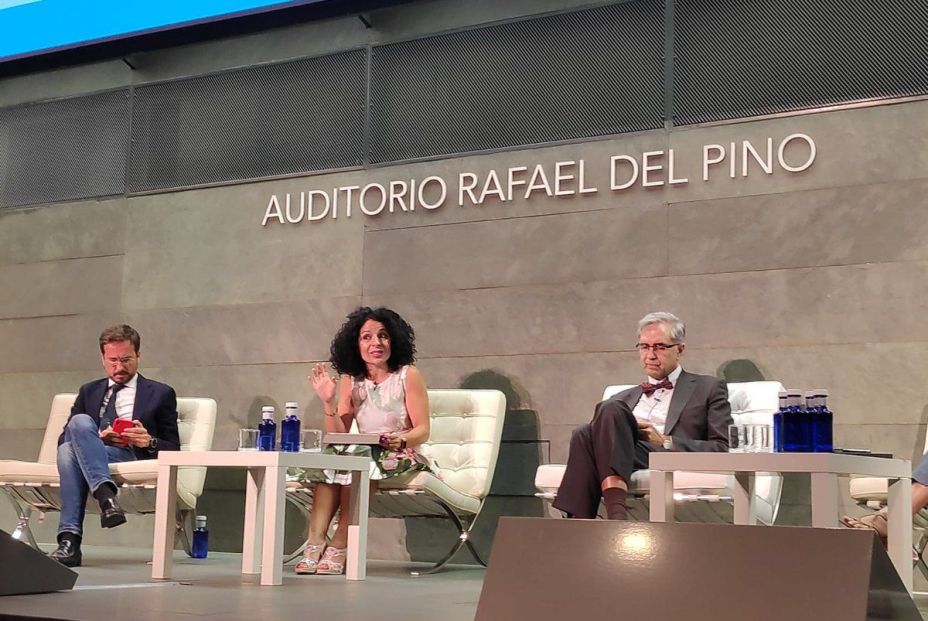 Inmaculada D. Fabián, experta en pensiones, entre José Ignacio Conde-Ruiz y José Antonio Herce Inmaculada D. Fabián, experta en pensiones, entre José Ignacio Conde-Ruiz y José Antonio Herce