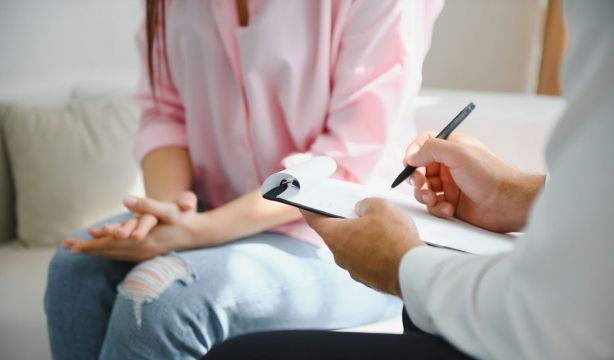 Síntomas físicos como los problemas digestivos o el insomnio pueden ser indicadores de depresión (Quirónsalud)