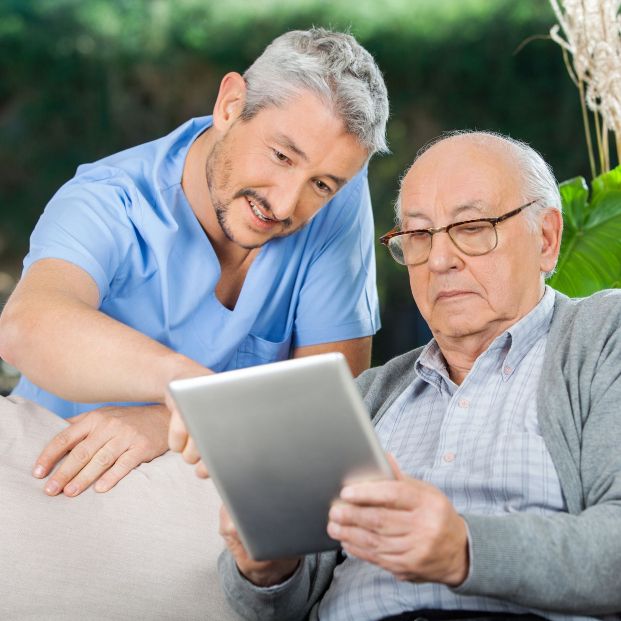 Hombre consultando la aplicación de salud. Fuente: Bigstock Hombre consultando la aplicación de salud. Fuente: Bigstock