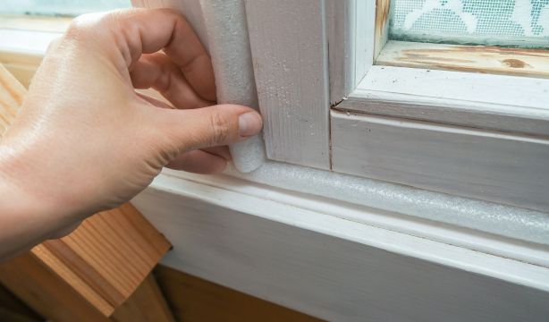 Consumo El truco que usan en Corea y Finlandia para aislar ventanas y mantener el calor sin radiadores