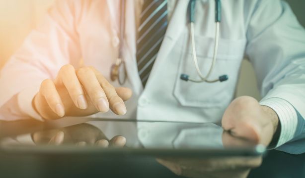 Sanidad quiere impedir que los jefes de servicio trabajen también en la privada