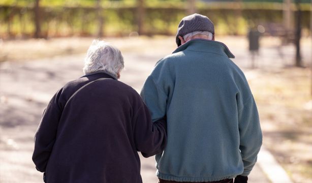 EuropaPress 6424554 dos personas caminan 26 diciembre 2024 madrid espana revalorizacion