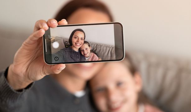 Las influencers exhiben a sus hijos en redes sin pensar en las consecuencias para su seguridad