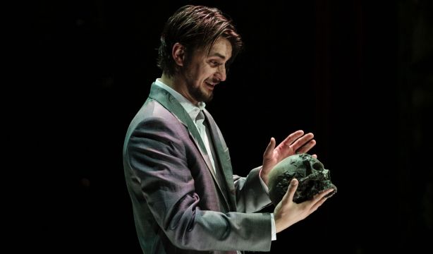 'Hamlet' llega en traje de oficina a los Teatros del Canal