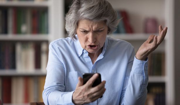 La odisea de reclamar ante las eléctricas desespera a los sénior: "Nadie te atiende"